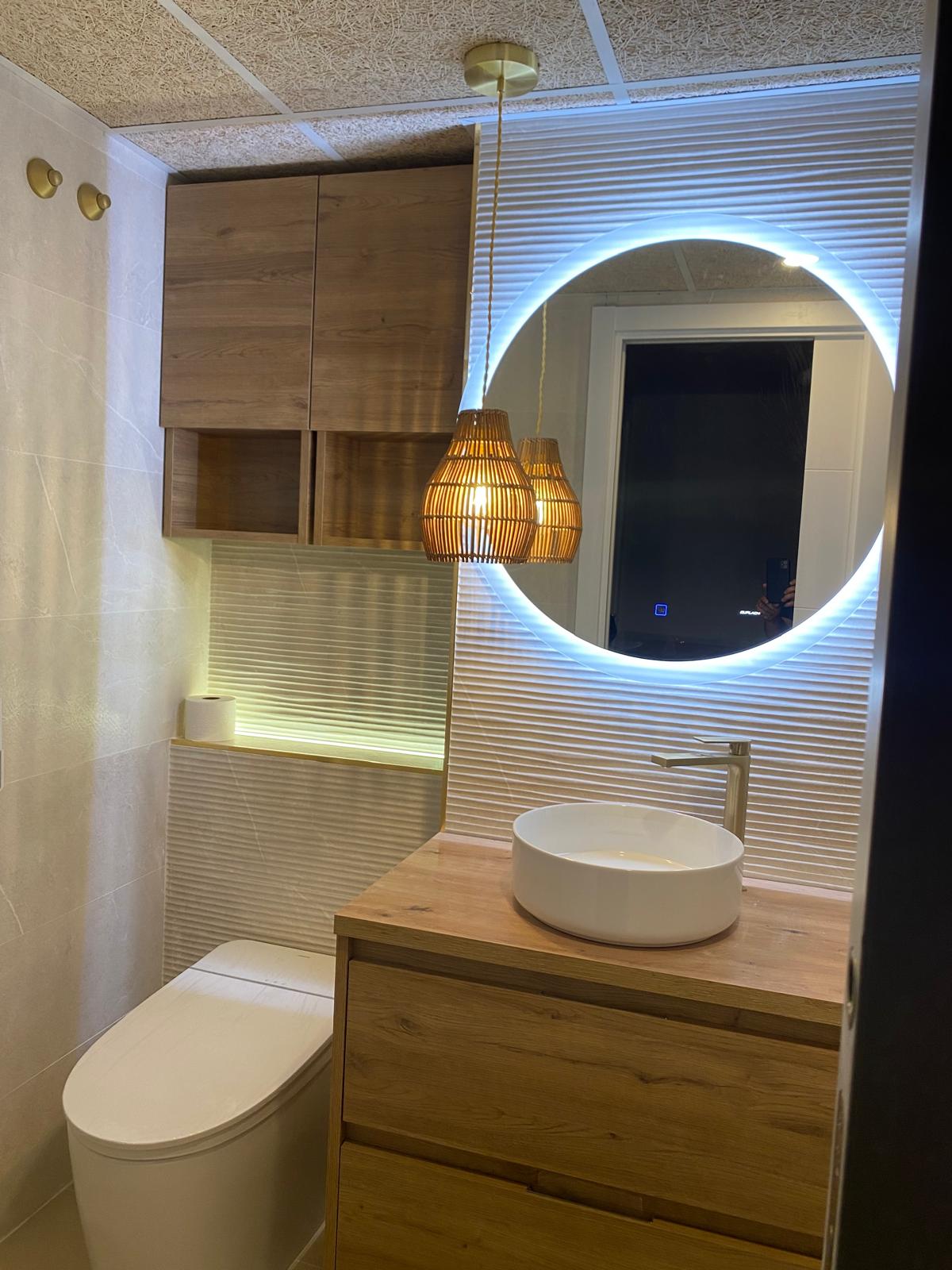 Baño moderno con espejo circular