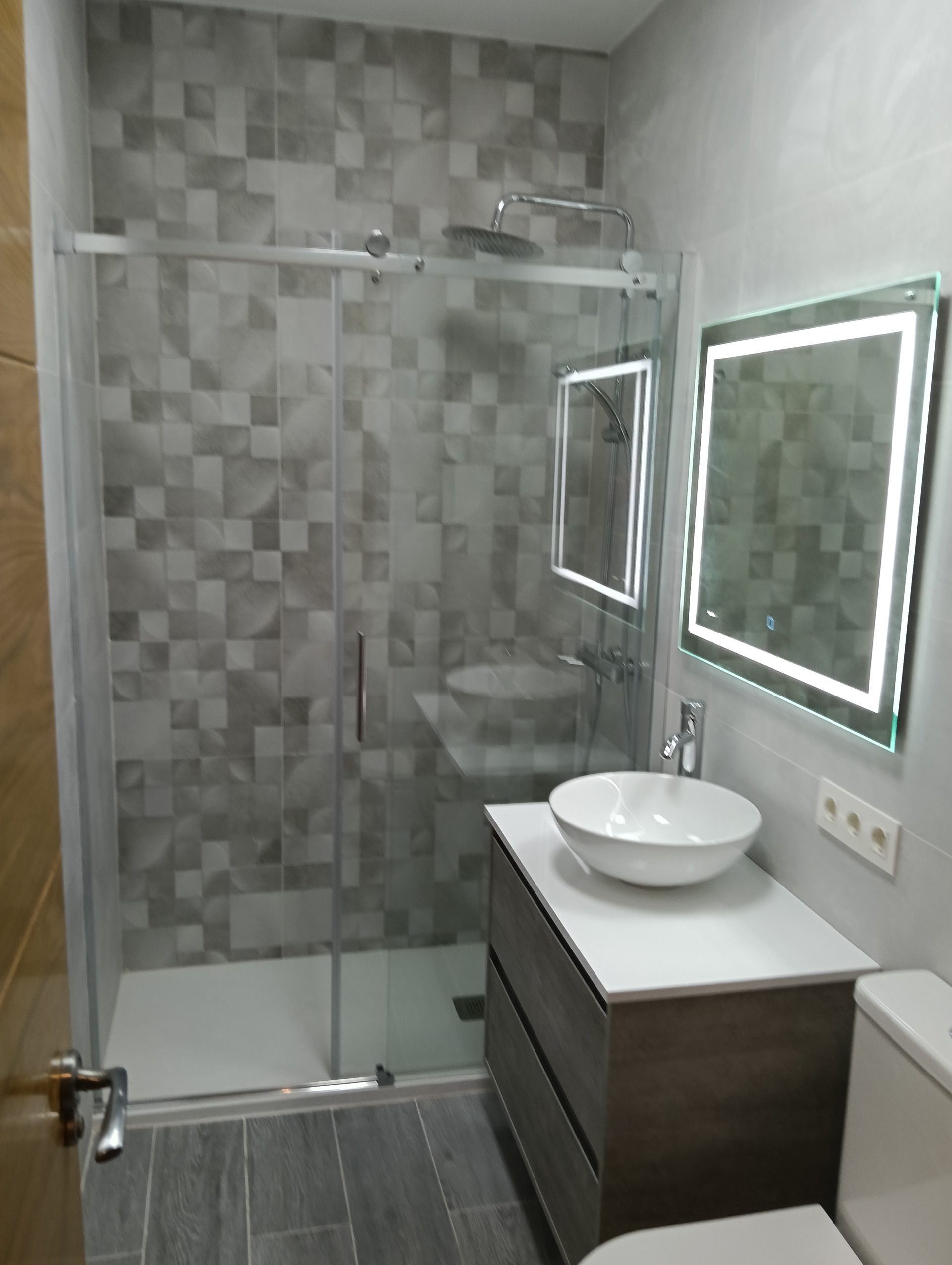 Baño nuevo con espejo de luz y ducha con cristal