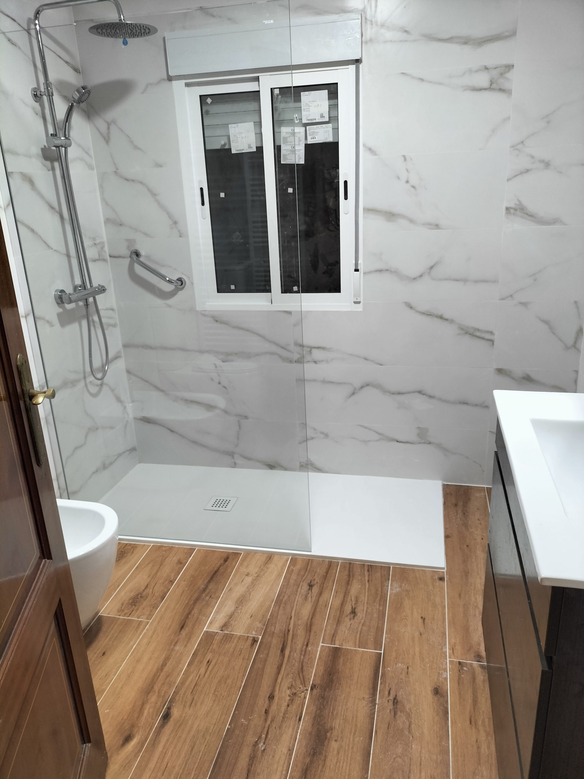 Baño blanco nuevo de mármol